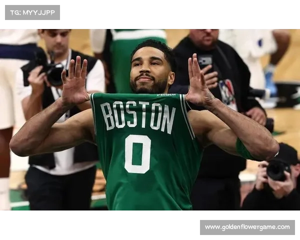 塔图姆复出前两小时提前入场备战 绿军主场铺满特制T恤迎接